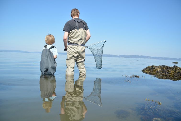 Far og sønn på fisketur