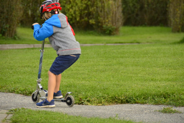 gutt på sparkesykkel med ReimaGo jakke på Foto: Petrus og Petrine
